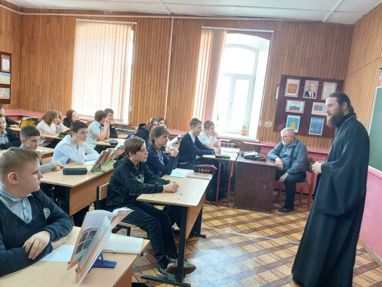 Встреча учащихся со священником церкви Екатерины Великомученицы.