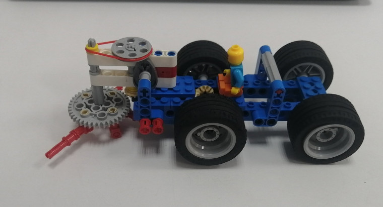 Собирание конструктора LEGO.