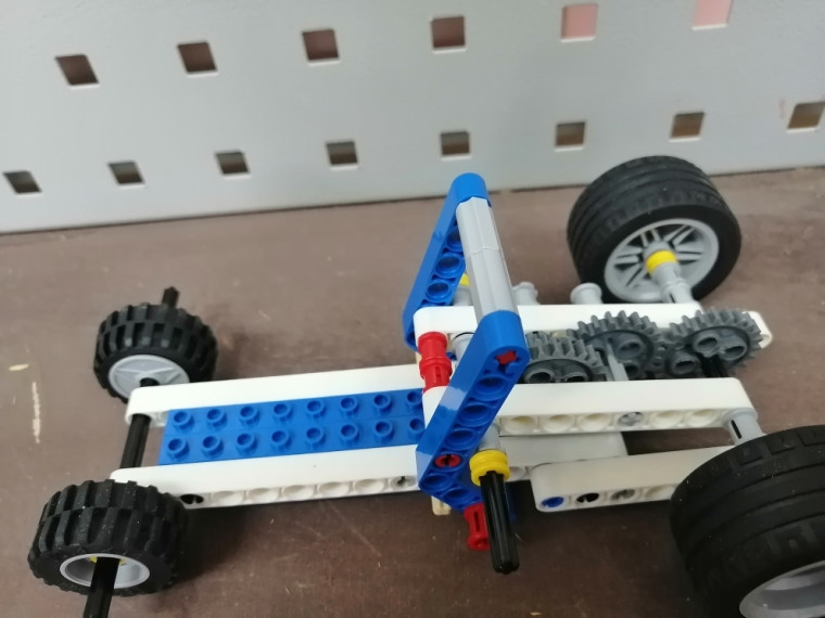 Lego и классификация машин и механизмов, видов деталей и соединений.