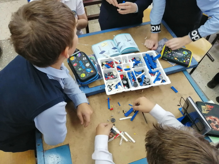 Lego и классификация машин и механизмов, видов деталей и соединений.